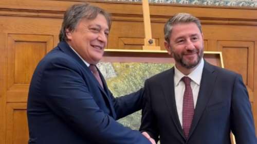 Στο ΠΑΣΟΚ ο Αλέξανδρος Αυλωνίτης - Πώς τον καλωσόρισε ο Νίκος Ανδρουλάκης στη Βουλή [βίντεο]
