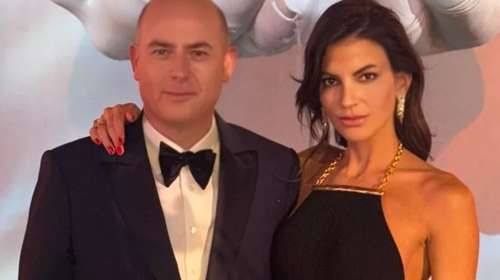 Flashback: Η Δήμητρα και ο Γιάννης Κούστας σε παραλία στα Κουφονήσια, με την κόρη τους, Κατερίνα