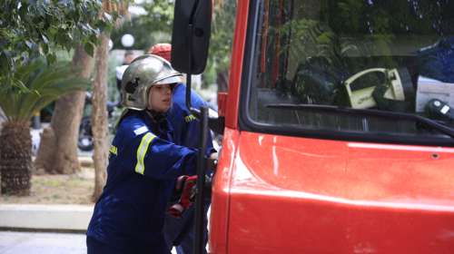 Δομοκός: Πυροσβέστες έσωσαν 82χρονη μέσα από φλεγόμενο σπίτι, της έκαναν ΚΑΡΠΑ και την επανέφεραν