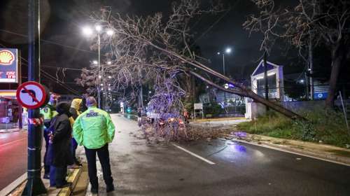 Σαρώνει η κακοκαιρία Erminio: Νεκρός άνδρας στη Νέα Μάκρη, δρόμοι χείμαρροι, σοβαρά προβλήματα -Πού θα χτυπήσει σήμερα