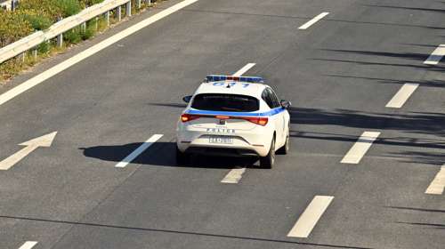 Μέγαρα: Έτρεχε με 200 στην Αθηνών - Κορίνθου και προσπάθησε να δωροδοκήσει τους αστυνομικούς κατά τη σύλληψη