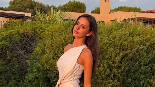 Η Νταίζη Νίκα στην Ιταλία με λινό φόρεμα σε χρώμα που αναδεικνύει το μαύρισμα περισσότερο απ' το λευκό