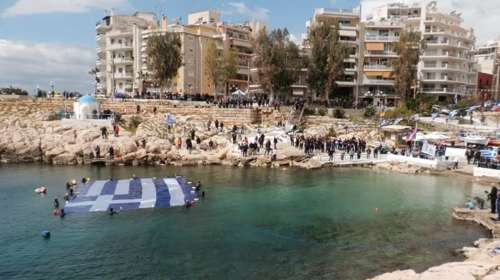 25η Μαρτίου: Γαλανόλευκη - γίγας, 180 τ.μ., στην Πειραϊκή για την εθνική επέτειο - Βίντεο