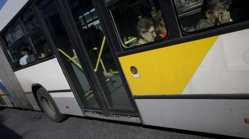 Γλυφάδα: Αγρια επίθεση μέσα σε λεωφορείο - 24χρονος κάρφωσε στιλό στο πρόσωπο επιβάτη, είχε πάνω του μαχαίρι