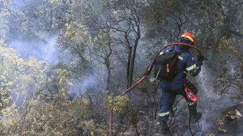 Σύσκεψη για την αντιπυρική προστασία - Πάνω από 18.500 πυροσβέστες και 4.000 οχήματα στη μάχη με τις φωτιές