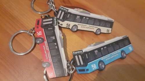 Οδηγός  χαρίζει ξύλινα μπρελόκ σε σχήμα λεωφορείου: Το χαμένο πορτοφόλι που "αποκάλυψε" το μυστικό του