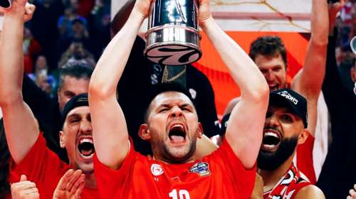 Παπανικολάου για τρόπαιο Euroleague: Το αφιερώνουμε στην Κανέλλα μας και στον κόσμο του Ολυμπιακού