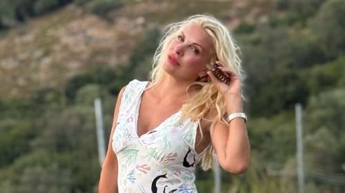 Ελένη Μενεγάκη: Οι πόζες πάνω στο σκάφος - Chic με καφτάνι και μαντήλι στα μαλλιά [εικόνες]
