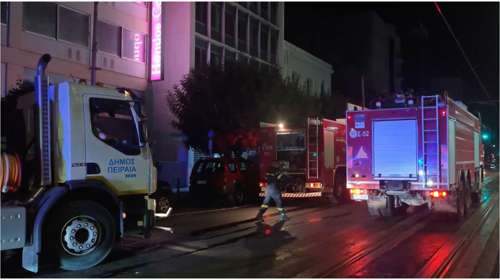 Φωτιά στον Πειραιά: Καταστράφηκε ολοσχερώς κτίριο με κατάστημα με υφάσματα - Καπνοί "έπνιξαν" την περιοχή