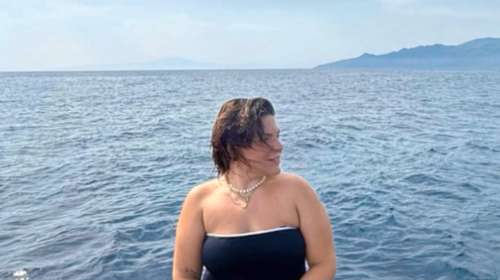 Η Δανάη Μπάρκα χαμογελά με ολόσωμο μαγιό πάνω σε σκάφος [εικόνες]