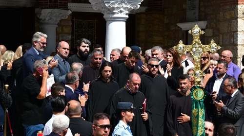 Κηδεία Μαζωνάκη: Ο συγκινητικός επικήδειος του Μητροπολίτη Νίκαιας Αλεξίου με στίχους από τραγούδι του καλλιτέχνη