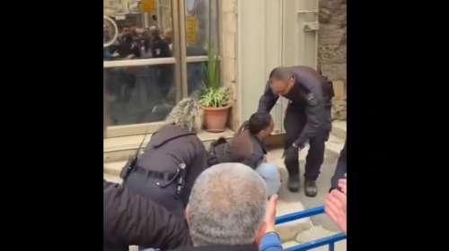 Ιερουσαλήμ: Καταγγελίες για βίαιες προσαγωγές Παλαιστίνιων χριστιανών στην αφή του Αγίου Φωτός [βίντεο]