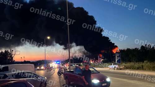 Λάρισα: Μεγάλη φωτιά σε εργοστάσιο πλαστικών - Ήχησε το 112 λόγω των μαύρων καπνών