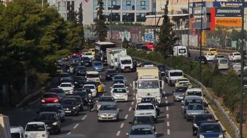 Στο "κόκκινο" οι δρόμοι: Μεγάλες καθυστερήσεις στην Αττική Οδό - Προβλήματα σε Λ. Κηφισίας και Κηφισό