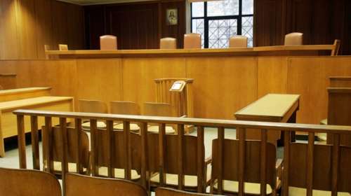 Θεσσαλονίκη: Ζευγάρι κωφών στα δικαστήρια για ενδοοικογενειακή βία - "Πίνει αλκοόλ και με ταλαιπωρεί - Γίνεται βίαιος"