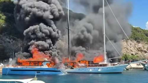 Παξοί: Συνελήφθη πλοίαρχος μετά τη φωτιά σε δύο τουριστικά σκάφη