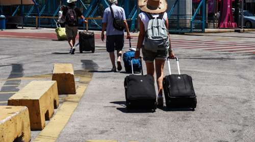 Πολυτέλεια οι διακοπές για πολλές οικογένειες: Στα ύψη οι τιμές σε ακτοπλοϊκά και διαμονή