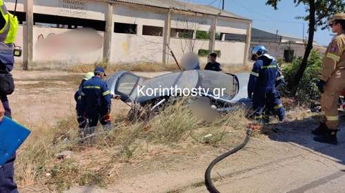 Τροχαίο στην Κόρινθο: Αυτοκίνητο εξετράπη της πορείας του και ανετράπη - Τέσσερις τραυματίες [βίντεο]