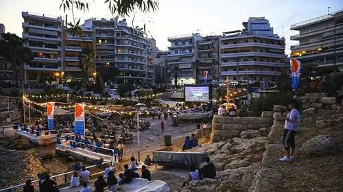Πλάι στο κύμα, στον Πειραιά, στήνεται ένα μαγικό θερινό σινεμά