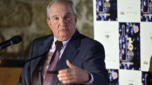 Ο Πρετεντέρης δεν χαρίζεται του Καραμανλή…- Κυβέρνησε με "ατάραχη ακινησία" σαν τον ασάλευτο Προκόπη