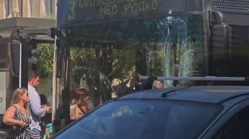 Λεωφορείο συγκρούστηκε με τρόλεϊ στην Πανεπιστημίου - Τέσσερις τραυματίες