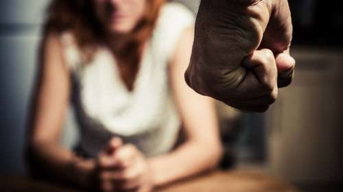 Πάτρα: Και δεύτερο περιστατικό ενδοοικογενειακής βίας με επιχειρηματία που ξυλοκόπησε τη σύζυγό του