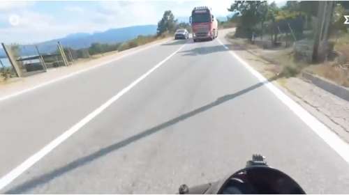 "Παραλίγο να πεθάνουμε": Σοκαριστικό βίντεο από βυτιοφόρο που βγήκε στο αντίθετο ρεύμα για προσπέραση - Από θαύμα γλίτωσε μοτοσικλετιστής