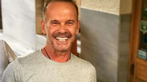 Πέτρος Κωστόπουλος: Βόλτα στον Εθνικό κήπο - Χαμογελαστός και casual