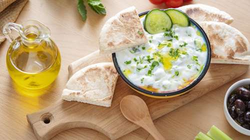 Τζατζίκι &amp; τυροκαυτερή: Τα απόλυτα ντιπ που θα απογειώσουν το πασχαλινό τραπέζι -Απλές συνταγές και μυστικά