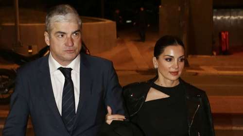 Σταματίνα Τσιμτσιλή: Με royal blue δημιουργία σε δείπνο κάτω από την Ακρόπολη