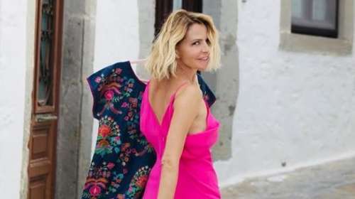 Η Τζένη Μπαλατσινού σε εξόρμηση στην Πάτμο - Με chic δημιουργία και κορδέλα στα μαλλιά