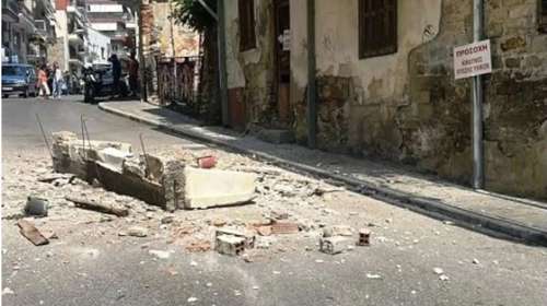 Καβάλα: Μπαλκόνι αποκολλήθηκε και κατέρρευσε στο οδόστρωμα - Για δευτερόλεπτα γλίτωσε οδηγός μηχανής [εικόνες]