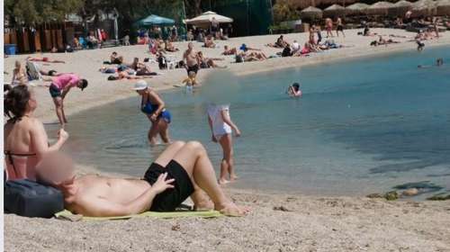 Οι πρώτες βουτιές για τους Αθηναίους: Σκηνικό "Ιουλίου" στα νότια προάστια - Πού πλησίασε τους 30 η θερμοκρασία
