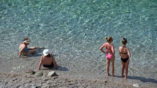 Ηλεία: Σοβαρός τραυματισμός 31χρονης μητέρας στη θάλασσα - Έκανε βουτιά και χτύπησε στον αυχένα