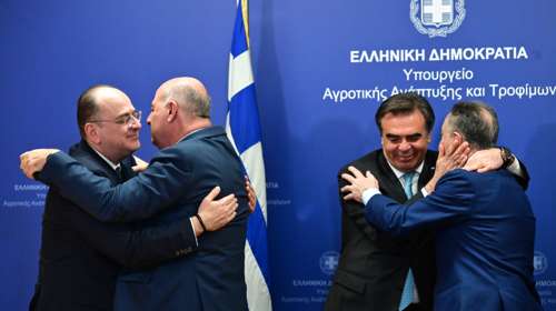 Αγκαλιά Τσιάρα σε Σχοινά: Θα σηκώσω κάθε πέτρα για να ακουστεί η φωνή της ελληνικής γεωργίας, είπε ο νέος υπουργός