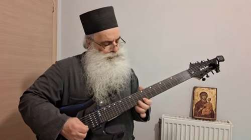 "Paradise Metal": Ελληνας ιερέας έγινε ένα από τα πιο "καυτά" ονόματα του σκληρού ήχου - Πάταγος στο εξωτερικό