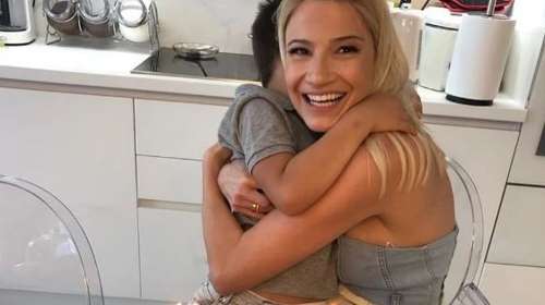 Η Φαίη Σκορδά στην κουζίνα του σπιτιού της - Έφτιαξε φανουρόπιτα