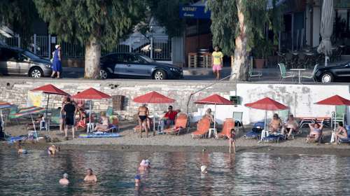Κοσμοσυρροή στις μη οργανωμένες παραλίες: Οι τιμές "καίνε" τους λουόμενους