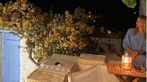 Τζένη Μπαλατσινού: Χαλαρή βραδιά στην αυλή του σπιτιού της