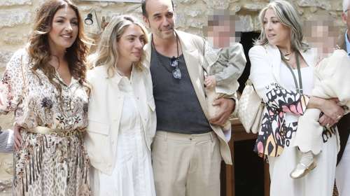 Ο Πάνος Μουζουράκης και η Μαριλού Κόζαρη βάφτισαν τον γιο τους, με νονά την Έλενα Παπαρίζου [εικόνες]