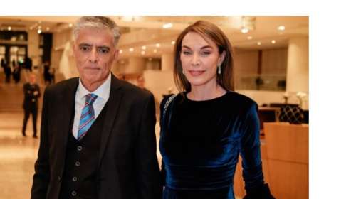 H Τατιάνα Στεφανίδου με απαστράπτουσα δημιουργία στο αρχοντικό σαλόνι του σπιτιού της