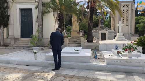 Κηδεία Μαργαρίτας Παπανδρέου: Ο Κώστας Λαλιώτης άφησε λουλούδια στους τάφους του Ανδρέα Παπανδρέου και του Κώστα Σημίτη [βίντεο]