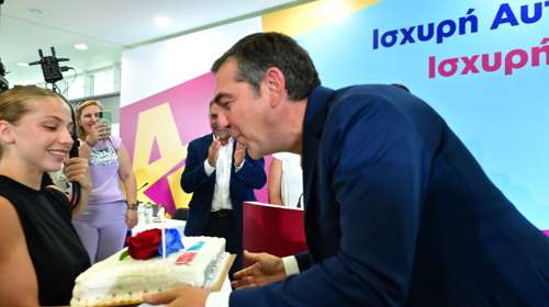 Αλέξης Τσίπρας: Τον αιφνιδίασαν με τούρτα-έκπληξη για τα γενέθλιά του - Άρχισαν να τραγουδούν "Χρόνια Πολλά"