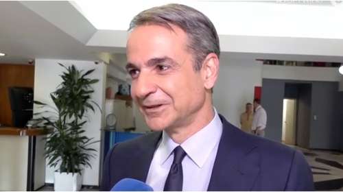 Ο Μητσοτάκης λέει χαριτολογώντας ότι δεν μπορεί να μιλάει για τον γάμο του γιου του με τη Σάκκαρη γιατί θα φάει... ξύλο