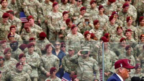 WSJ: Το Πεντάγωνο προσεγγίζει αυτοκινητοβιομηχανίες για την ενίσχυση της παραγωγής όπλων