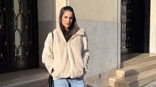 Με εφαρμοστό λευκό top: Η Αλεξάνδρα Νίκα μας δείχνει την κοιλίτσα της