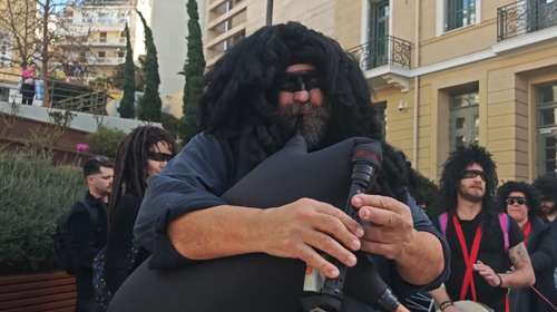 Το Παγκράτι έγινε... Κοζάνη: Γκάιντες και νταούλια ξεσήκωσαν την περιοχή για τις απόκριες [βίντεο]