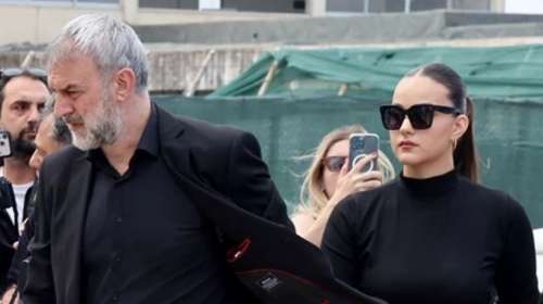 "Στήριγμα" στην κόρη του ο Τραϊανός Δέλλας: Η στιγμή που της σφίγγει το χέρι στην κηδεία της Γωγώς Μαστροκώστα
