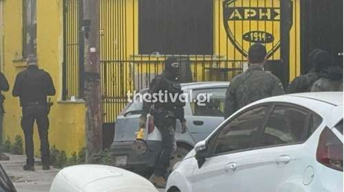 Θεσσαλονίκη: Προσήχθη ηγετικό στέλεχος του συνδέσμου Super 3 του Αρη  μετά την έφοδο της ΕΛ.ΑΣ.  [βίντεο]