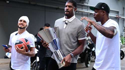Έφτασε στο Telekom Center Athens η βαρύτιμη κούπα της EuroLeague, στα χέρια του Κάιλ Χάινς